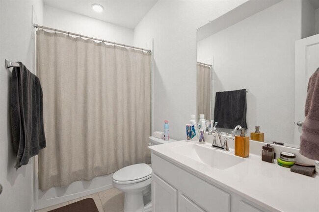 Building Photo - 104 Camella St