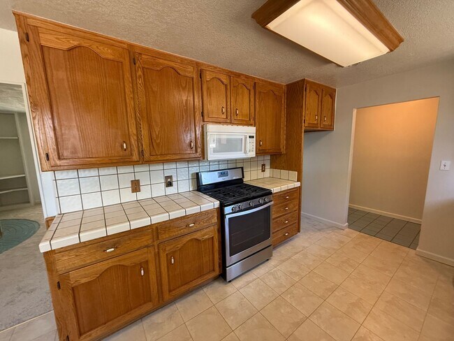 Building Photo - Single story home in east Modesto!