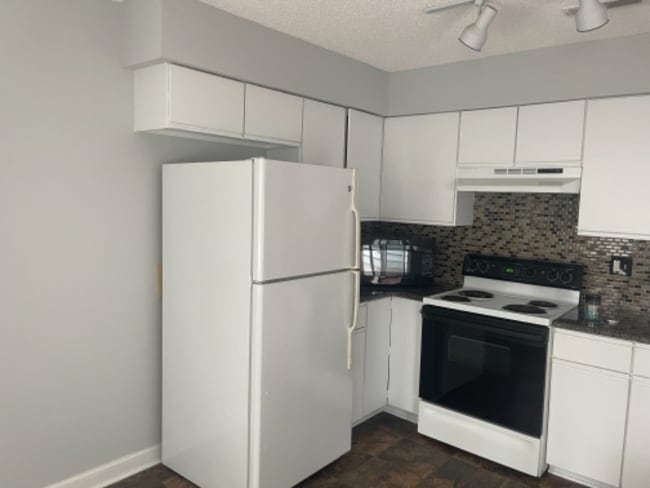 Building Photo - 484 Lazywood Ln