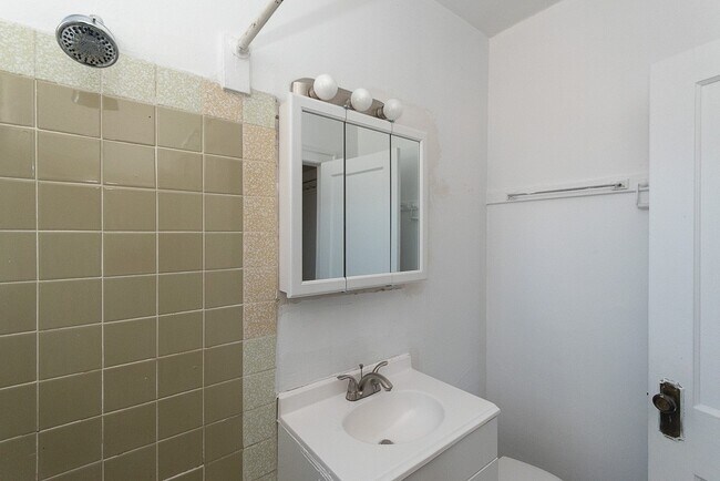 Building Photo - 708 W Belmont Ave