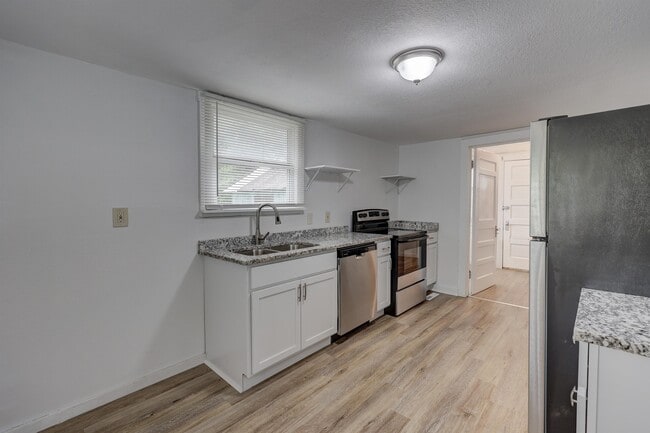 Building Photo - 3016 E 10th St