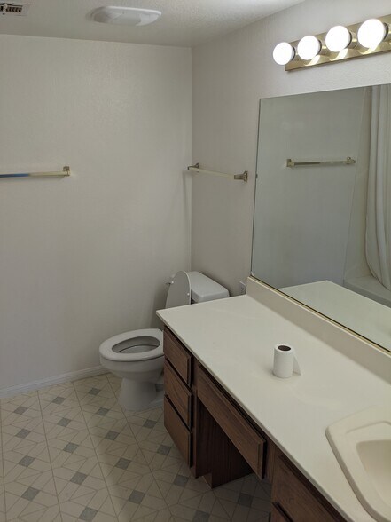 Building Photo - 701 Capri Dr