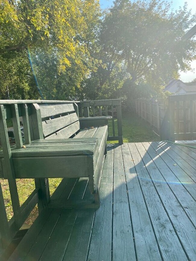 Building Photo - Beautiful 1 Bedroom 1 Bath Lower Duplex-Av...