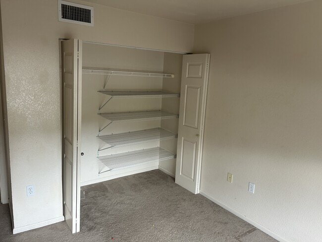 Building Photo - 127 Jules Dr