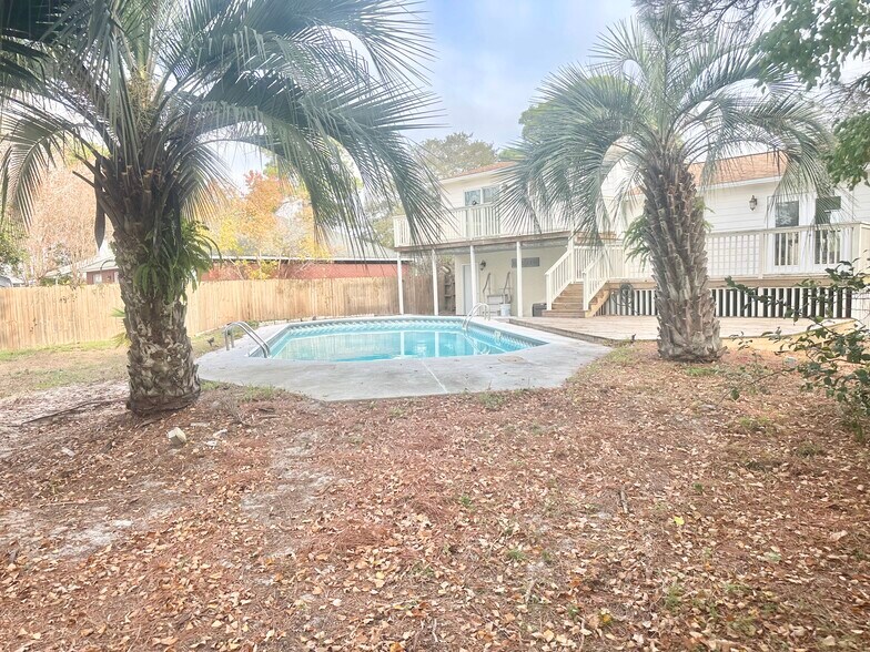 Fenced in yard. - 1110 Airport Rd