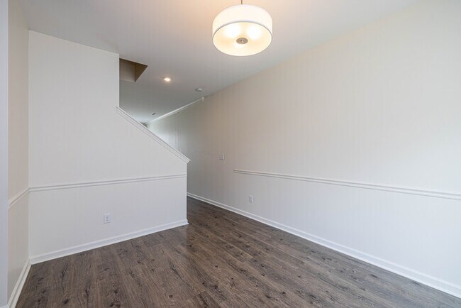 Building Photo - Stunning 3-Bedroom in Northwestern School District with Pool Access & Garage | AUGUST MOVE IN SPE...