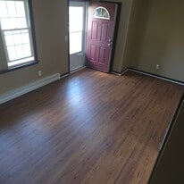 Building Photo - 5 Fairview Park Rd