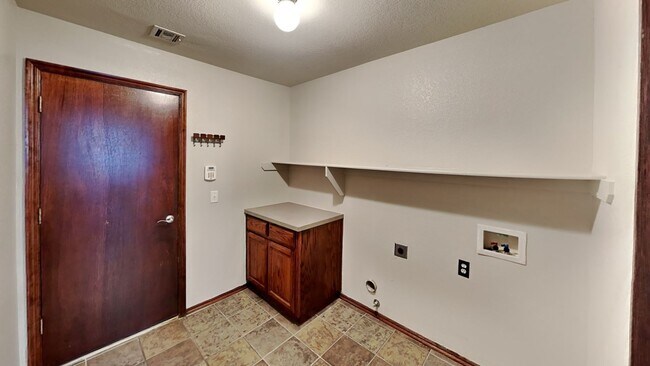 Building Photo - Nice 3 Bedroom 2 Bathroom Home with Storm Shelter and Office!