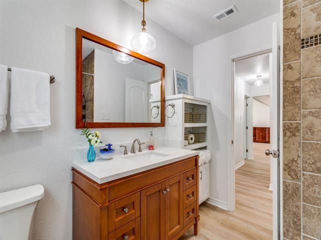 Building Photo - 2310 Oakwood Ln