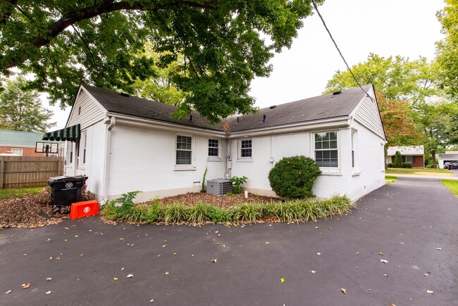Building Photo - 3BR/2BA Ranch Near The Desirable Highlands!