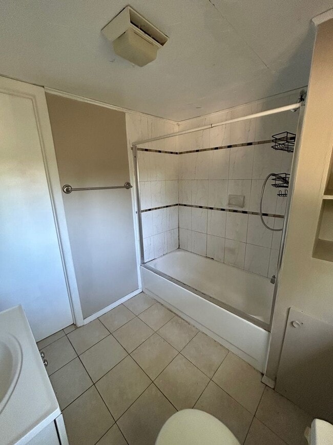 Building Photo - Charming 3-Bedroom Property in Prime Location