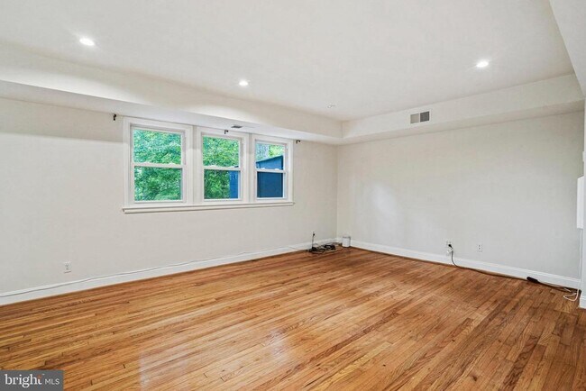 Building Photo - 8525 Geren Rd