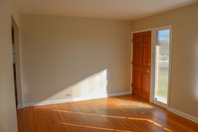 Building Photo - 3 BEDROOM WILSHIRE