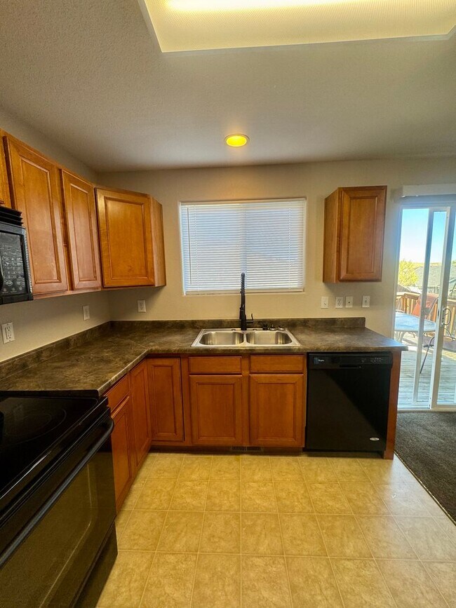 Building Photo - 3 Bedroom Home Close to Military Installations