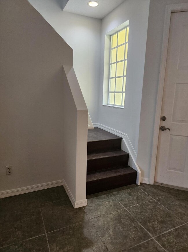 Building Photo - 6909 Blue Skies Dr