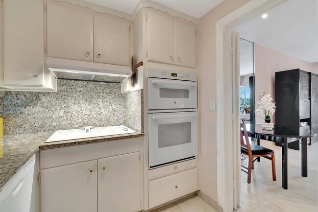 Building Photo - 2711 S Ocean Blvd