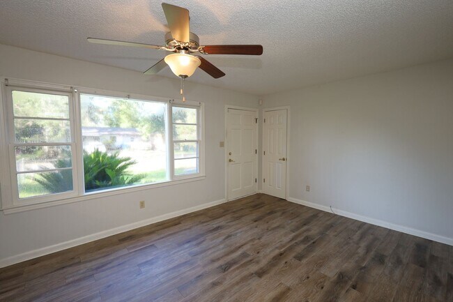 Building Photo - 818 Stillwater Dr