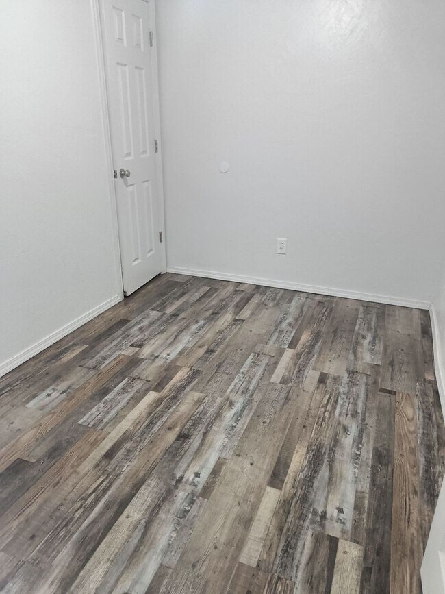 Building Photo - Newly remodeled 2 bed apartment ready for move in