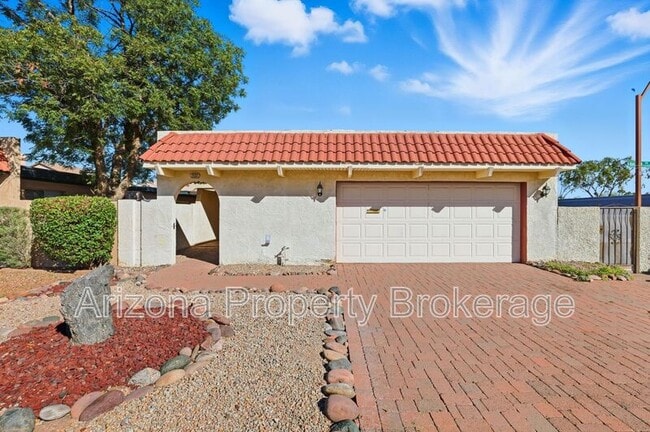 Building Photo - 2192 E Balboa Dr