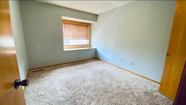 Building Photo - Spacious 2-Bedroom, 2.5 Bathroom, Tri-Leve...