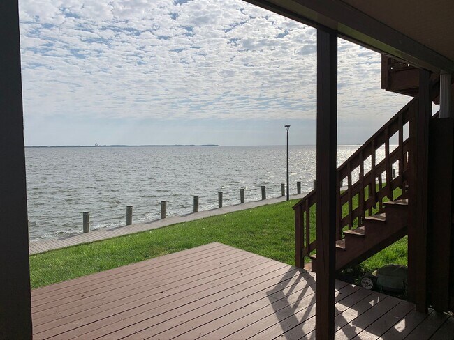 Building Photo - Gorgeous 3 BR/2 Full BA & 2 Half BA Waterf...