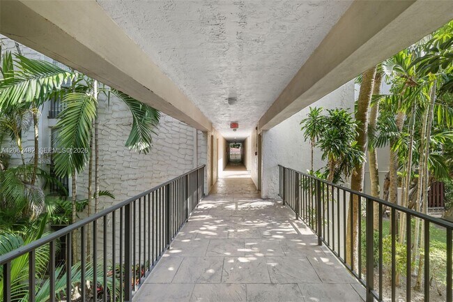 Building Photo - 6886 N Kendall Dr