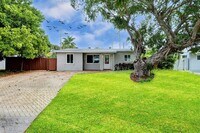 Building Photo - 1415 NE 25th St