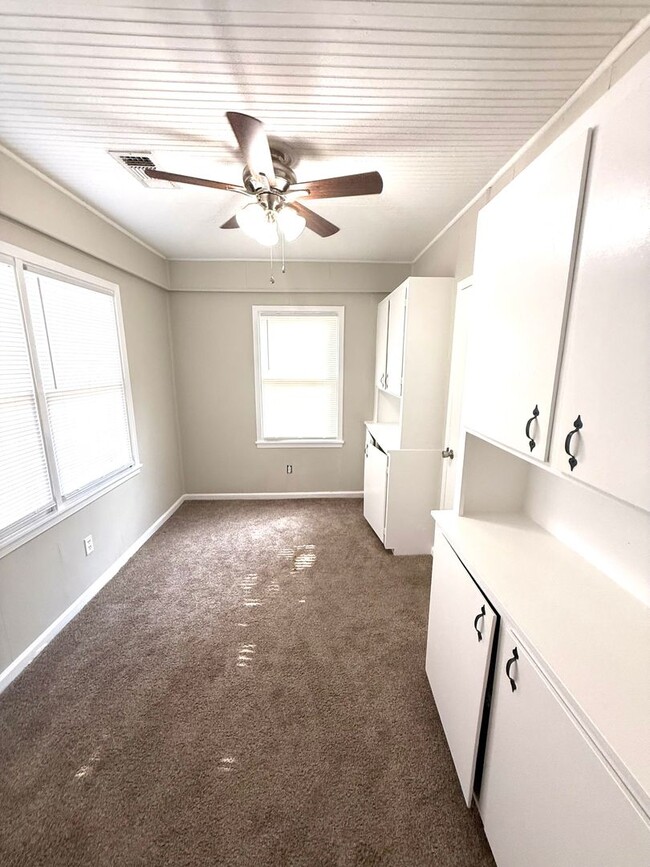 Building Photo - ** 3 Bed 2 Bath Located beside Huntingdon ** Call 334-366-9198 to schedule a self tour