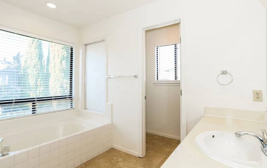 Building Photo - 40040 Pasadena Dr