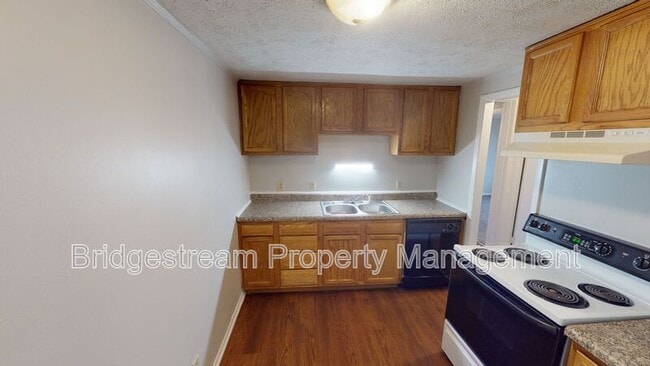 Building Photo - 852 Randler Ave