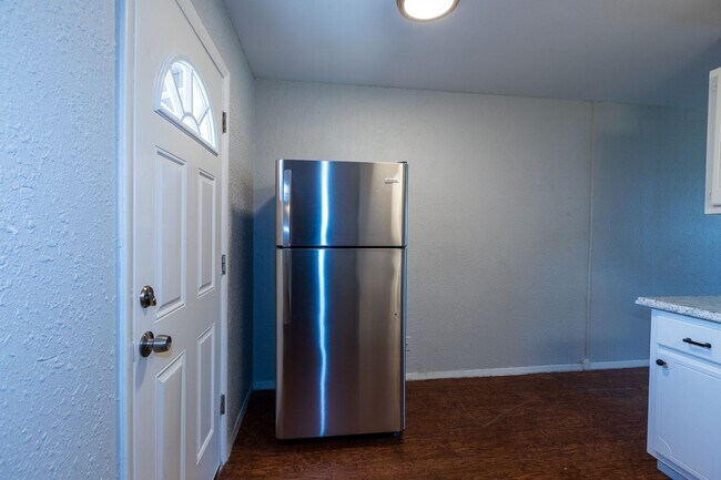 Building Photo - 1304 N Irvington Ave