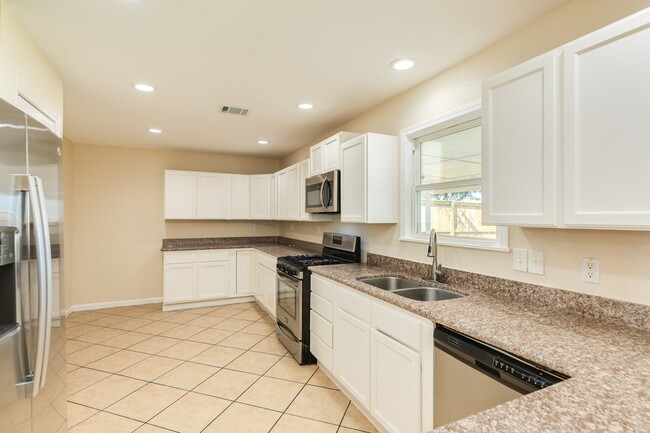 Building Photo - 3206 Pine St