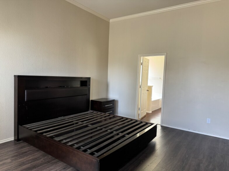 Building Photo - 1013 Long Pointe Ave