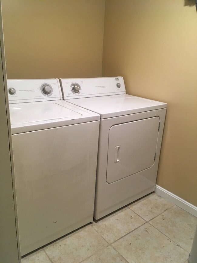 Building Photo - Large 3 bedroom one bath home