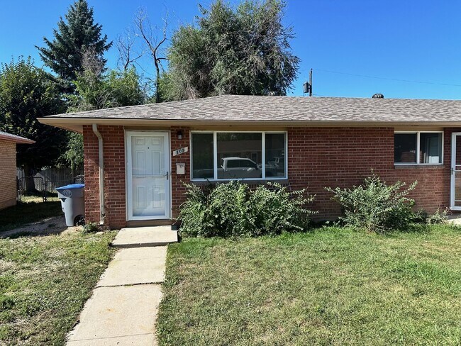 Building Photo - 2-Bed Duplex With Newly Installed Laminate...