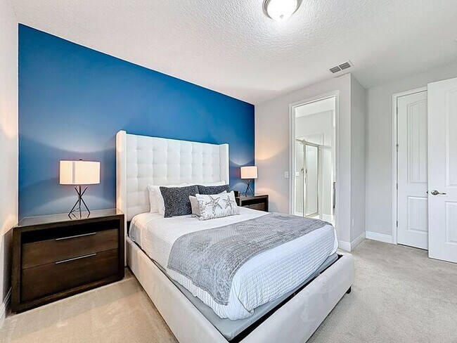 Building Photo - 8 Bedrooms 7 baths on a resort community