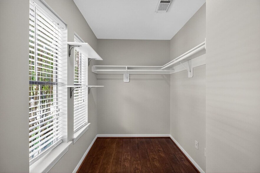 Building Photo - 3523 Shady Village Dr
