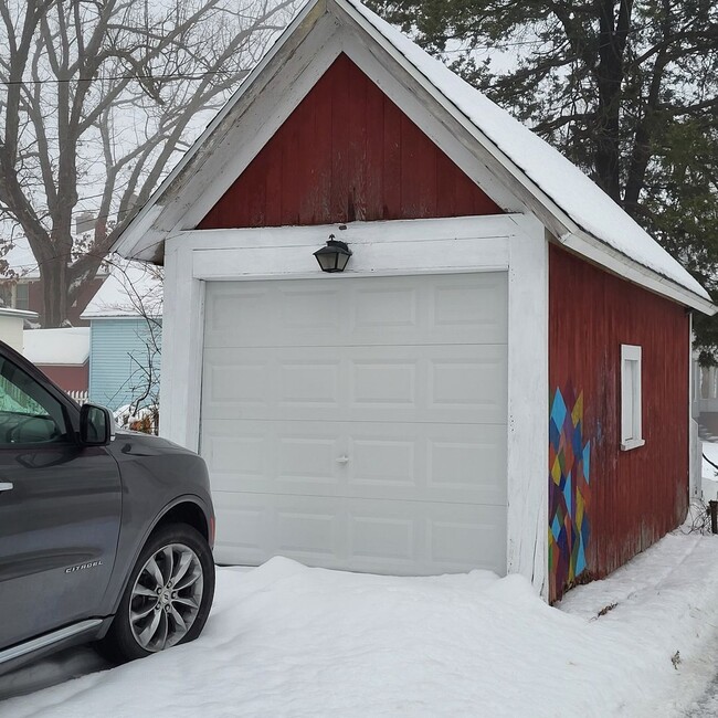 Building Photo - BEAUTIFUL 4 BEDROOM HOME NEAR DOWNTOWN CADILLAC