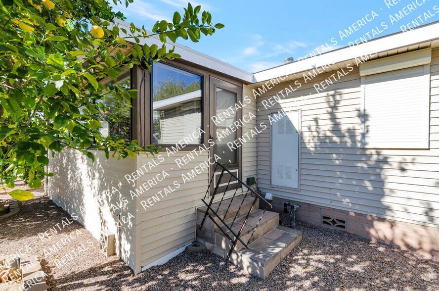 Building Photo - 10684 N Stromboli Ave