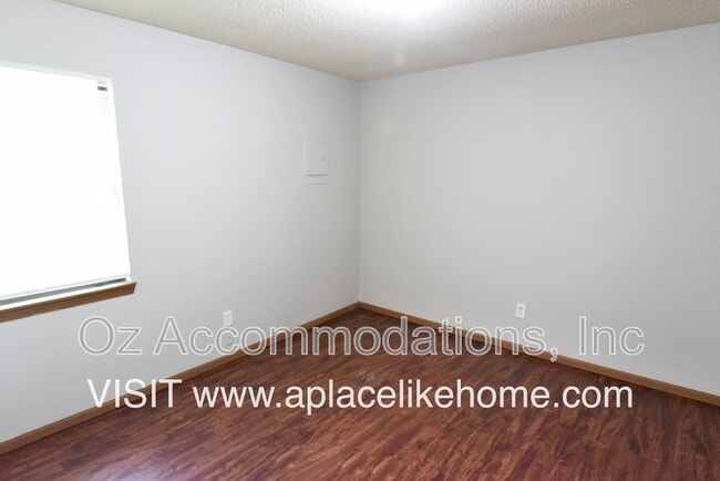 Building Photo - 117 SE Greystone Dr