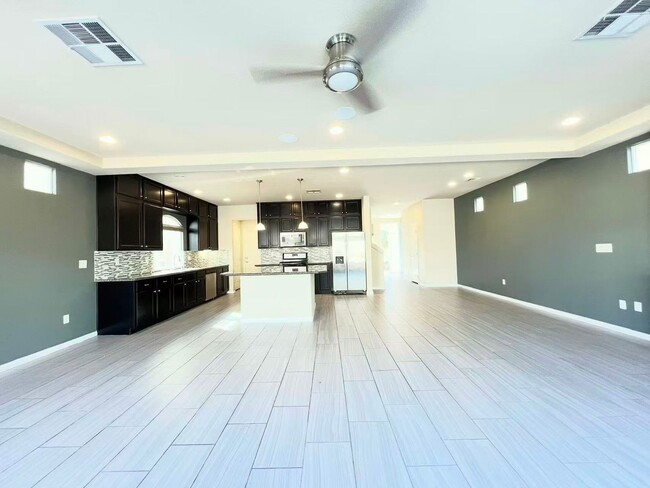 Building Photo - Beautiful 2 story single house