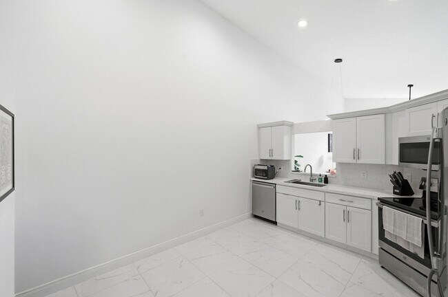 Building Photo - 6581 Marissa Cir