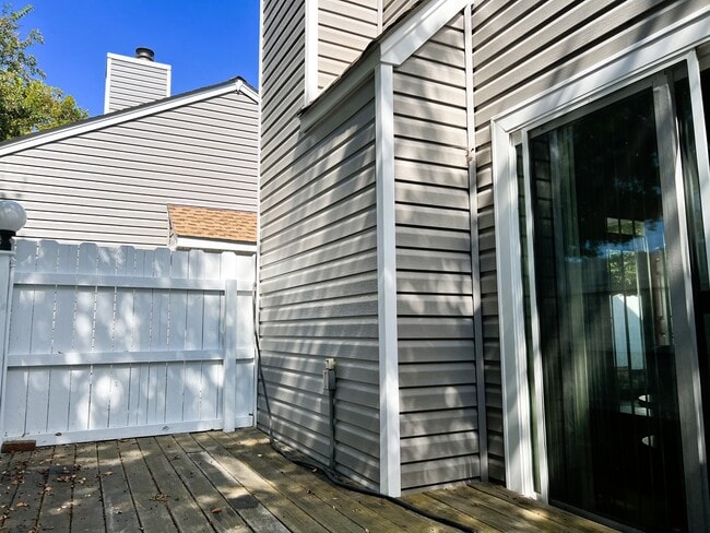 Building Photo - 1705 Willow Creek Ct