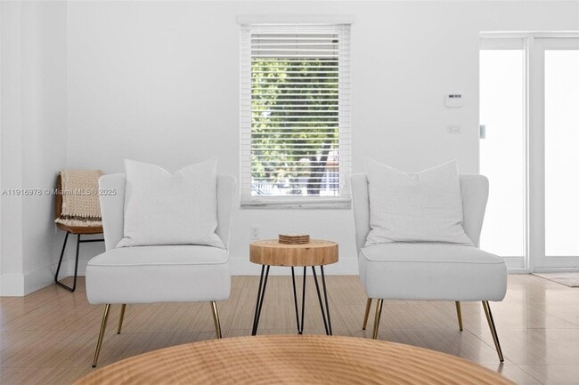 Building Photo - 811 Capri St