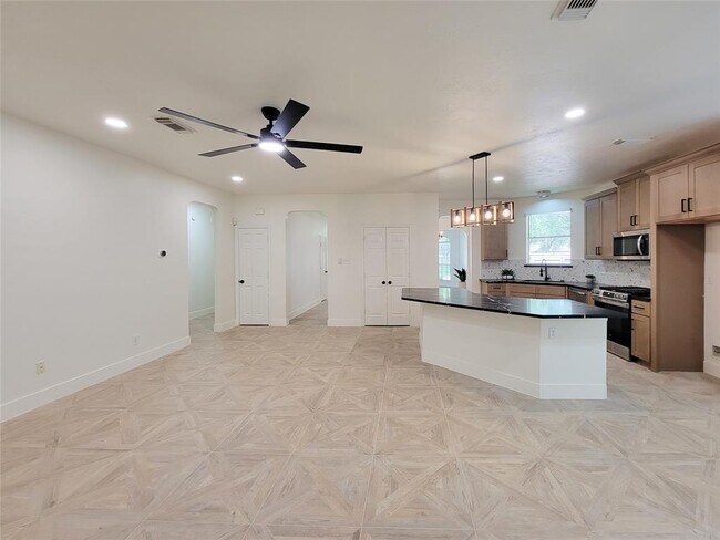 Building Photo - 218 Windrift Ct