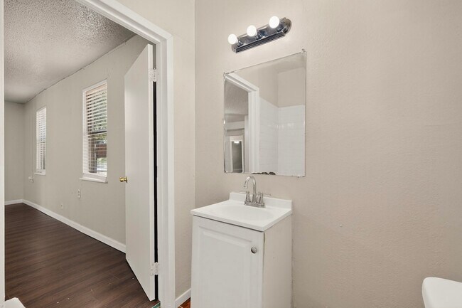 Building Photo - 937 Cleardale Dr