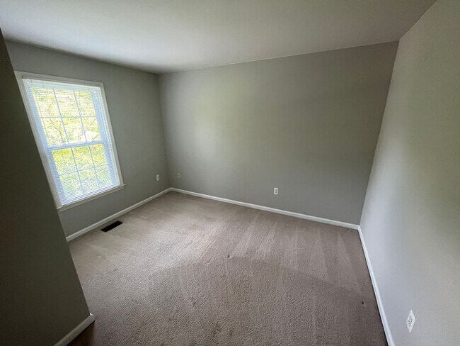 Building Photo - Updated 3 BR/2.5 BA Townhome in Dorsey Hall!