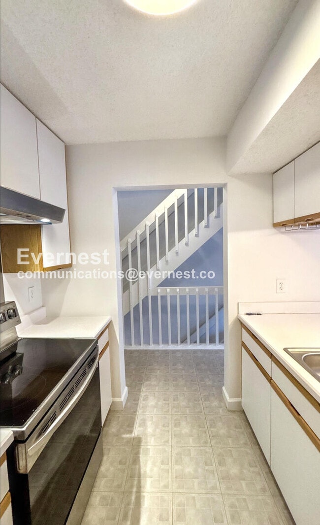 Building Photo - Spacious Condo with Modern Amenities and Garage Parking