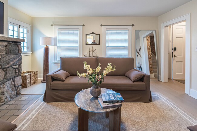 Building Photo - Quaint 4 bedroom Erie Home with Central Air & Garage Parking (Month to Month available)