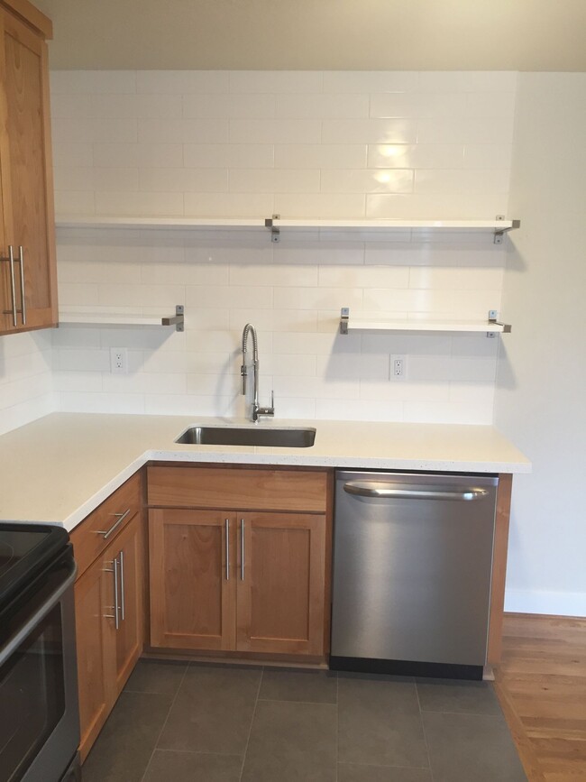 Building Photo - Spacious Like New Remodel 2BR-Portsmouth-N...